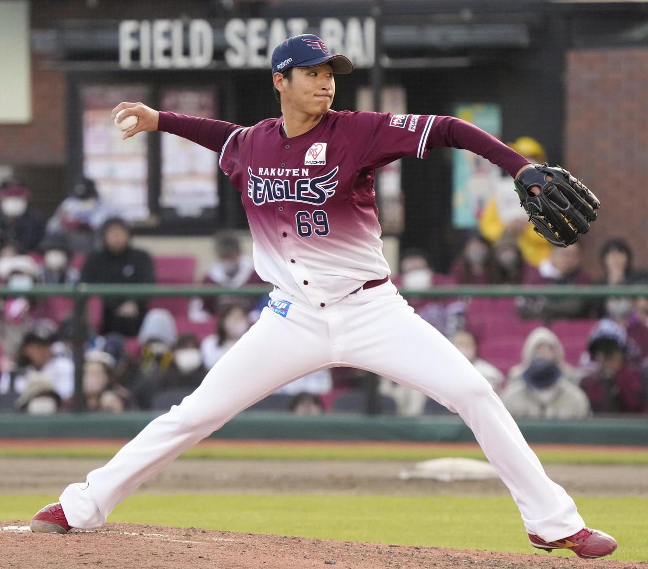 楽天対日本ハム　11回に登板し、1回無失点でプロ初勝利を挙げた楽天内（共同）