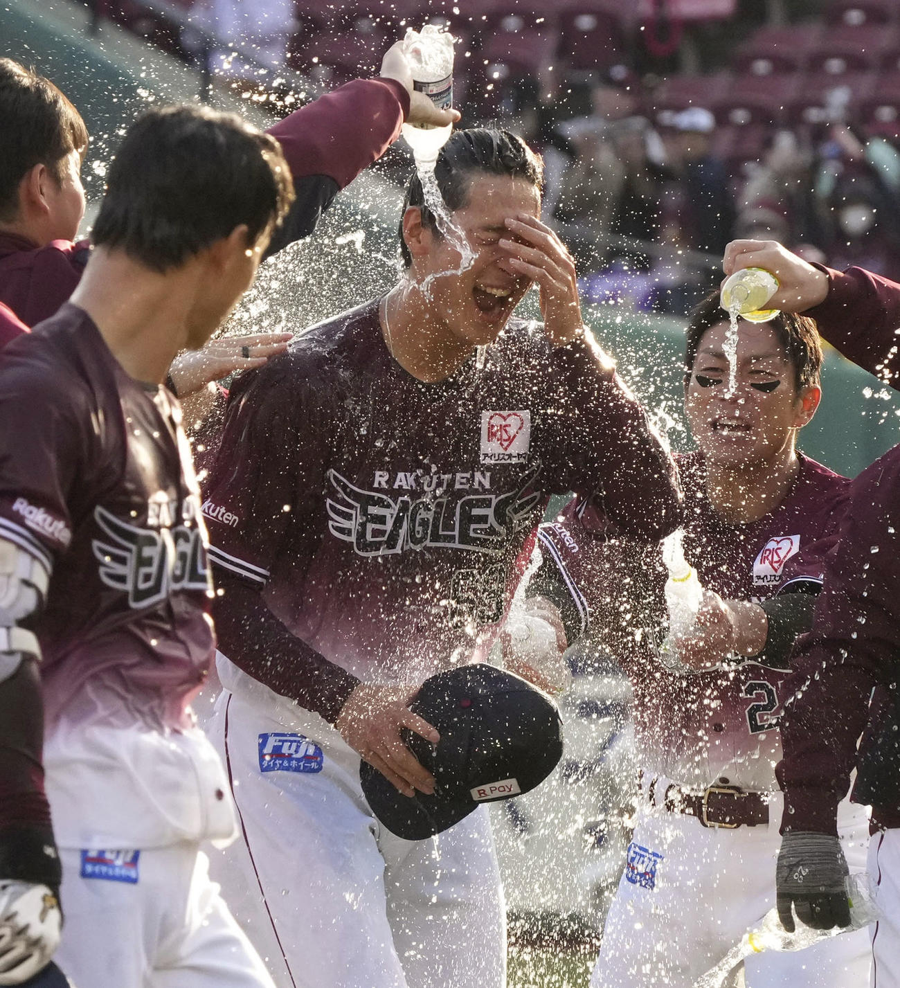日本ハム戦でプロ初勝利を挙げ、祝福される楽天内（中央）（共同）