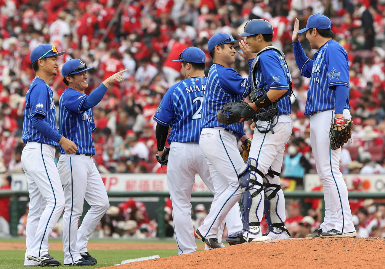 広島対DeNA　広島に競り勝ち笑顔でタッチを交わすDeNAナイン（撮影・加藤孝規）