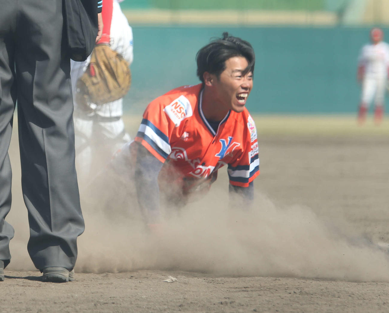0－6の5回2死一塁、番場の右中間二塁打で、本塁に頭から突っ込み、1点を返し笑顔の藤原