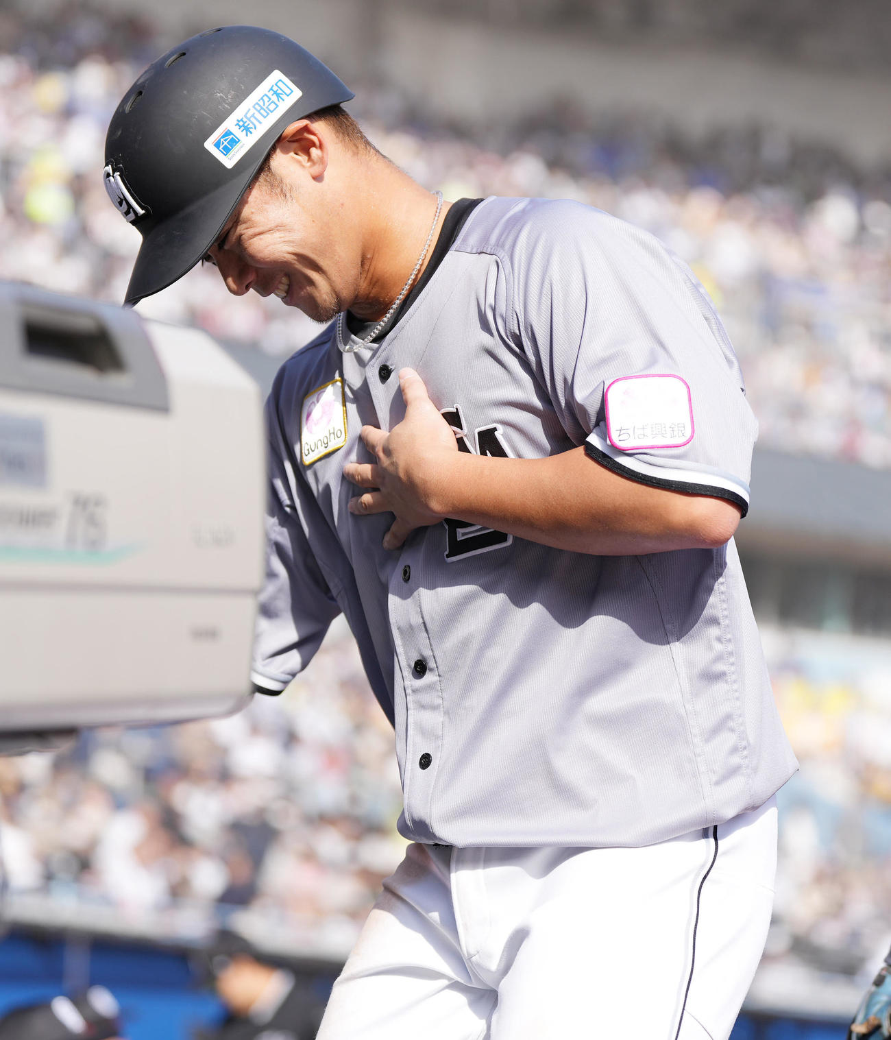 ロッテ対ソフトバンク　4回裏に右前適時打を放ったロッテ平沢は笑顔でベンチへ戻る（撮影・鈴木みどり）