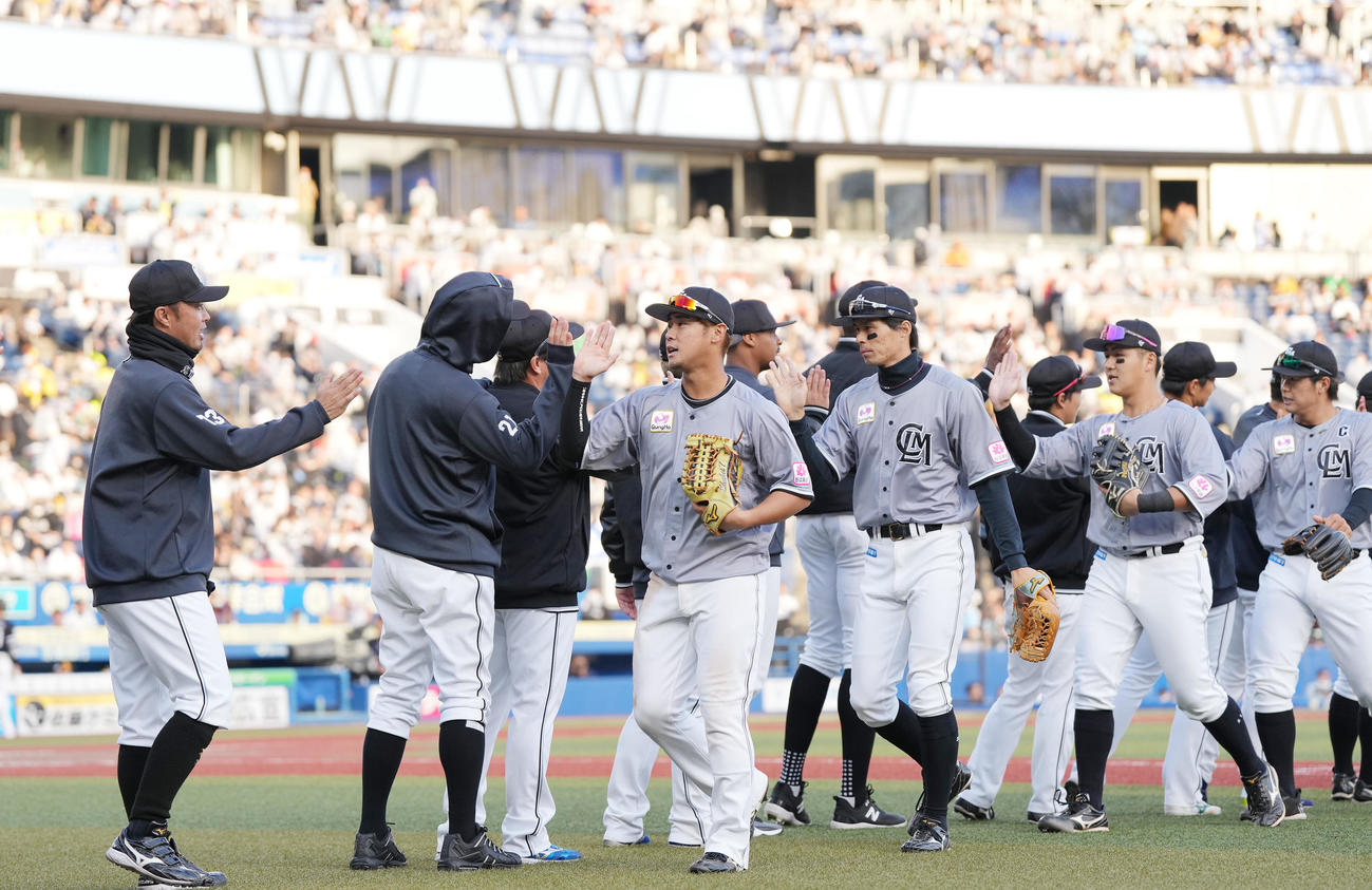 ロッテ対ソフトバンク　単独首位になり、タッチを交わす平沢（中央）らロッテナイン（撮影・鈴木みどり）