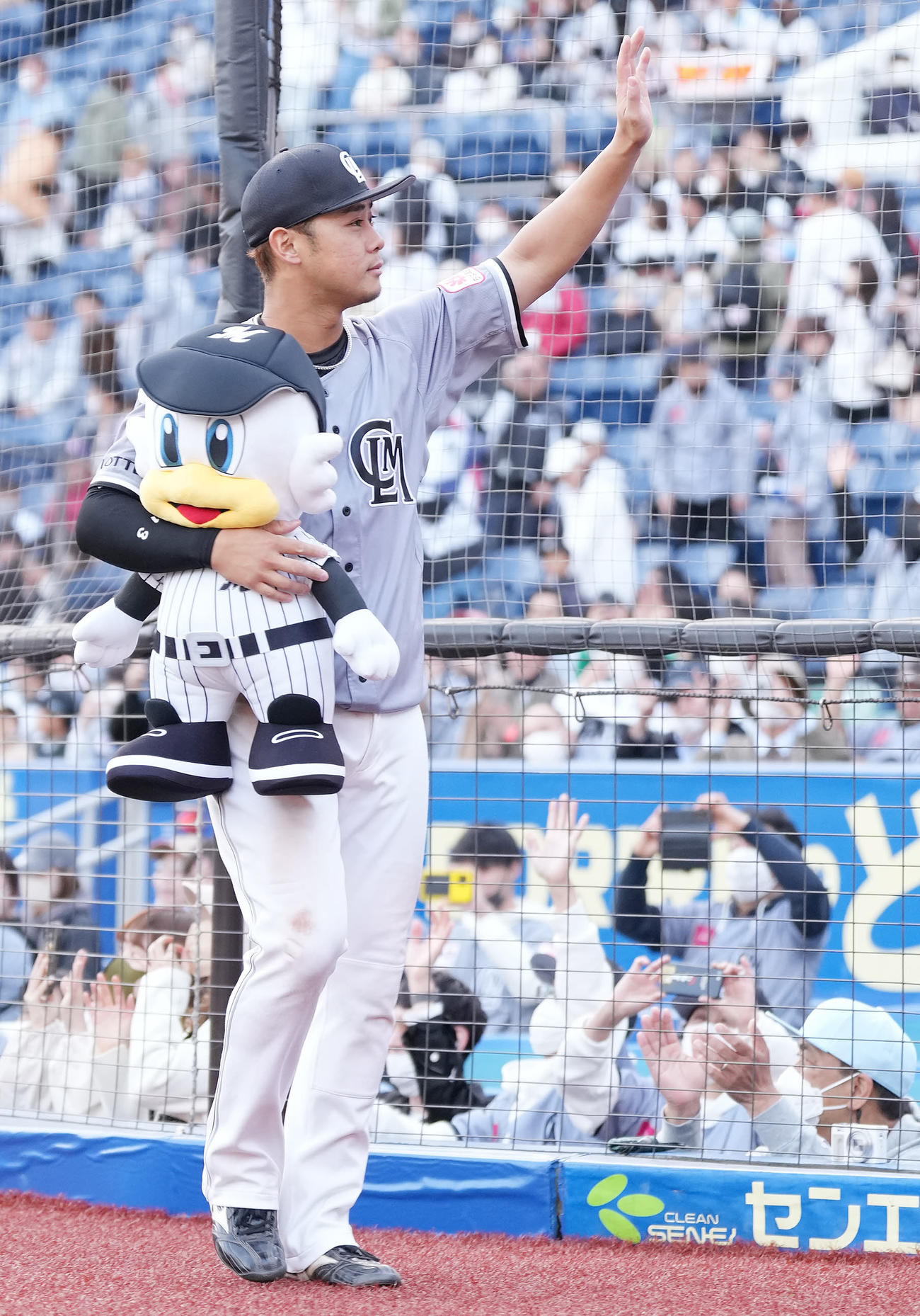 ロッテ対ソフトバンク　単独首位になり、ファンの声援に応えるロッテ平沢（撮影・鈴木みどり）
