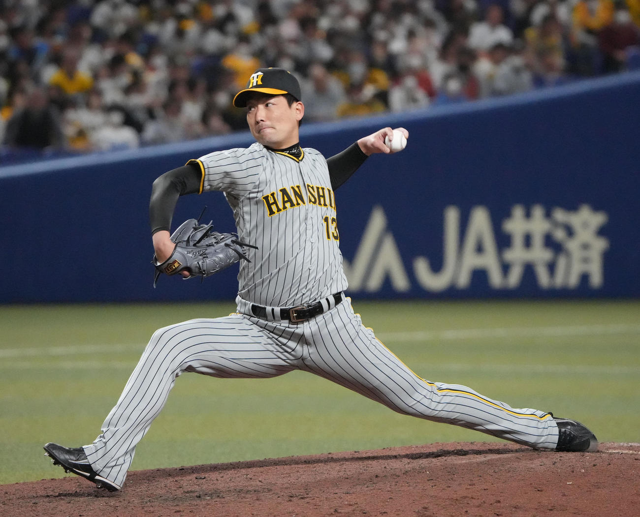 中日対阪神　8回裏、阪神4番手で登板する岩崎（撮影・森本幸一）