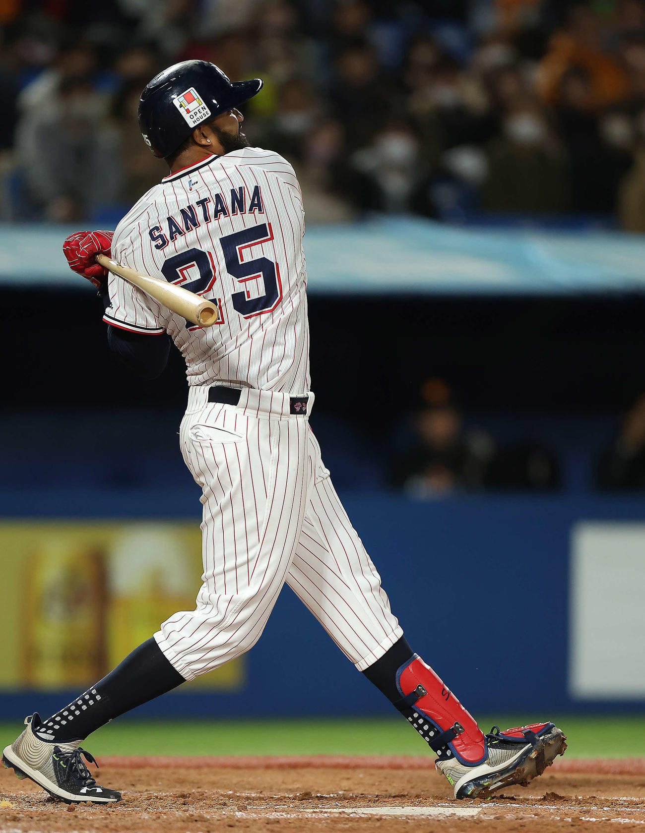 ヤクルト対巨人　4回裏ヤクルト無死一塁、中越え本塁打を放つサンタナ（撮影・河田真司）