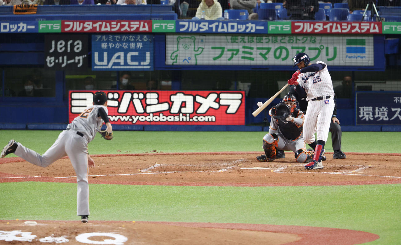ヤクルト対巨人　4回裏ヤクルト無死一塁、バックスクリーンへ2点本塁打を放つサンタナ。投手横川（撮影・宮地輝）