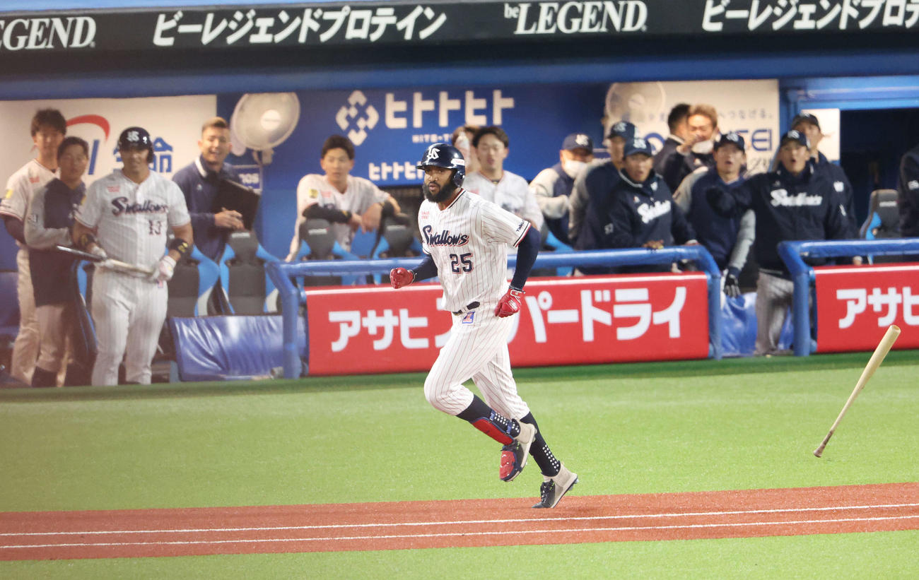 ヤクルト対巨人　4回裏ヤクルト無死一塁、バックスクリーンへ2点本塁打を放つサンタナ（撮影・宮地輝）