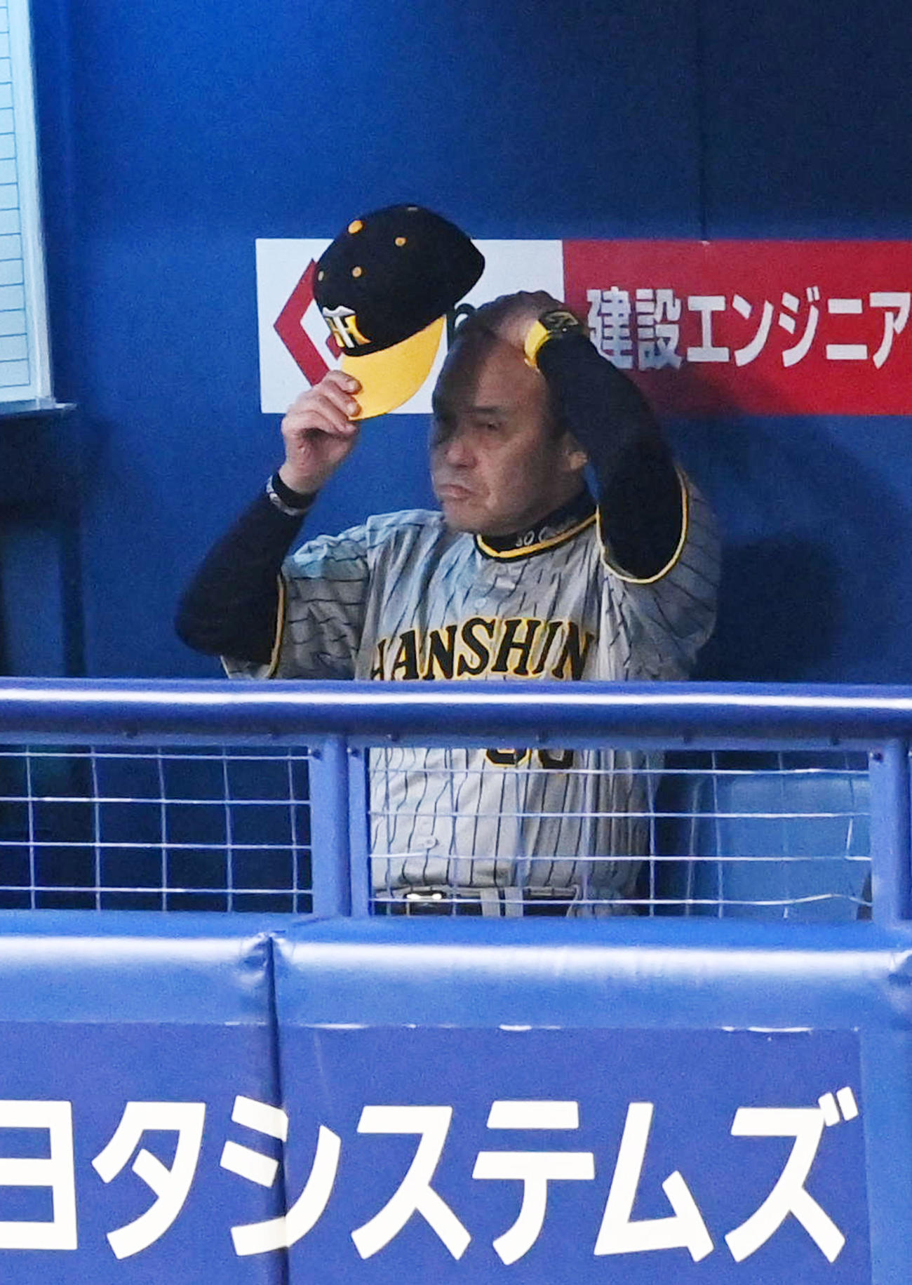 中日対阪神　7回、ベンチで厳しい表情を見せる岡田監督（撮影・前岡正明）