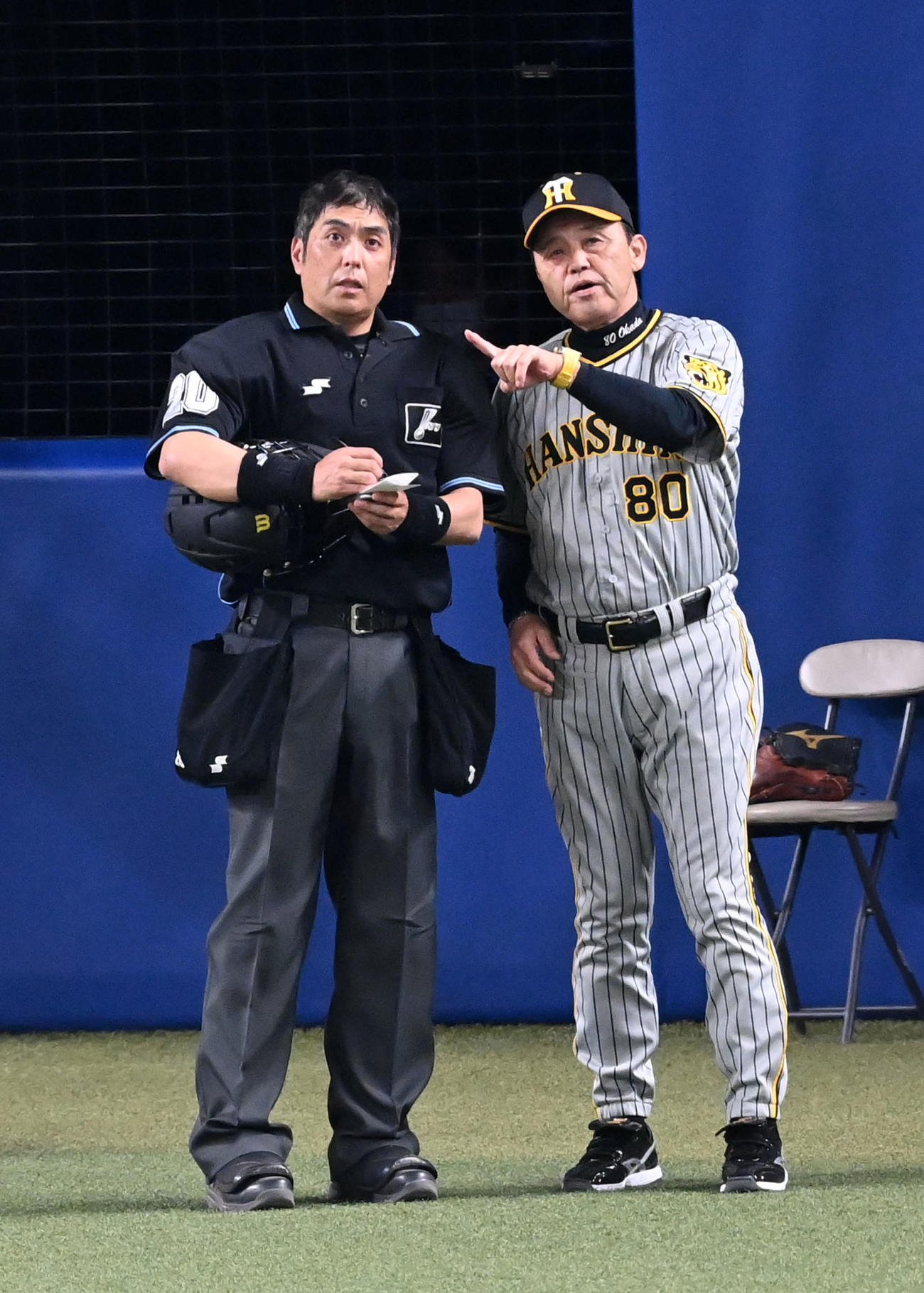 中日対阪神　7回、交代を告げる岡田監督（撮影・前岡正明）