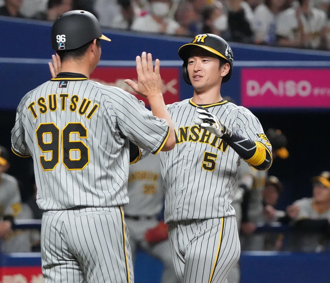 中日対阪神　1回表阪神無死、右越え本塁打を放ち筒井外野守備走塁コーチとタッチを交わす近本（右）（撮影・森本幸一）