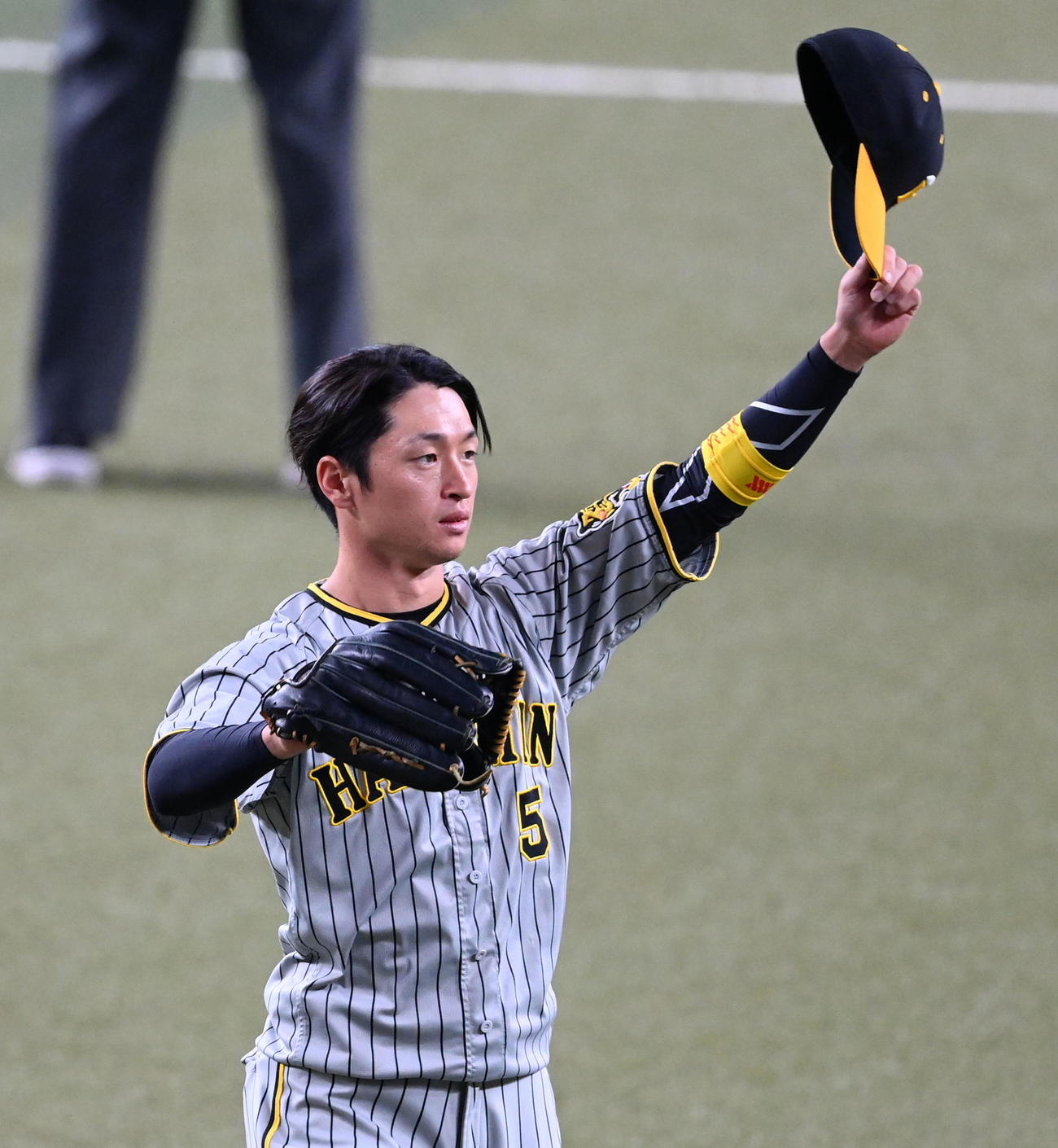 中日対阪神　先頭打者本塁打を放った近本は、ファンの声援に応えながら守備に就く（撮影・前岡正明）