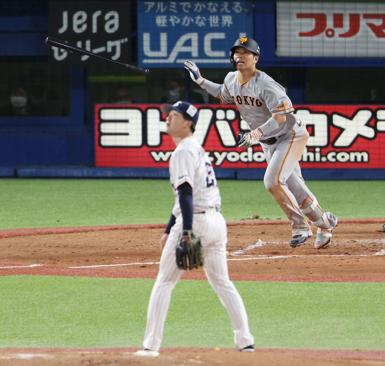 ヤクルト対巨人　4回表巨人2死一塁、右中間へ2点本塁打を放つ大城卓。投手吉村（撮影・宮地輝）