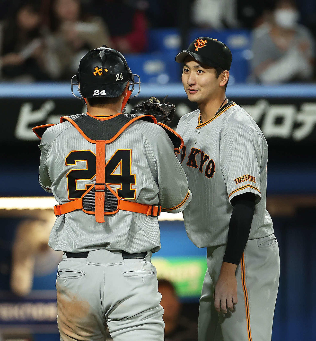 ヤクルト対巨人　4回裏を抑え、大城卓（左）を迎える横川（撮影・河田真司）