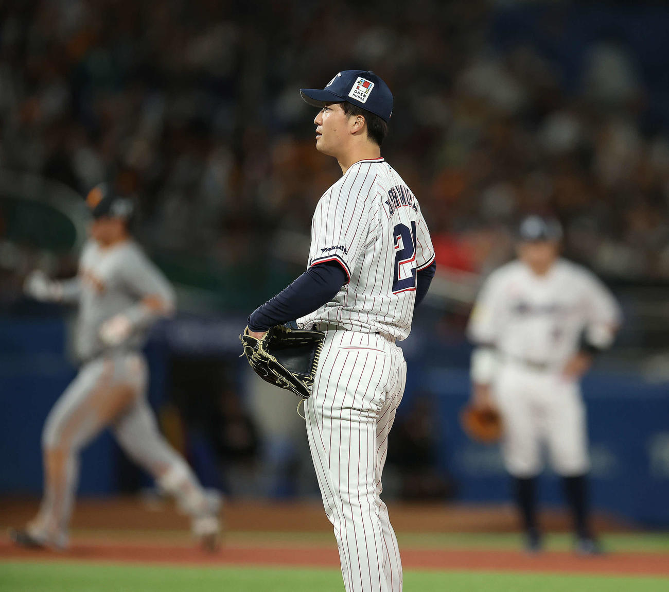 ヤクルト対巨人　4回表巨人2死一塁、大城卓に2点本塁打を浴びる吉村（撮影・河田真司）