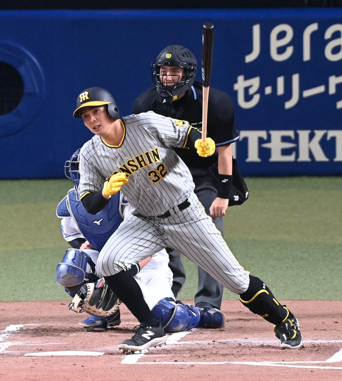 中日対阪神　2回表阪神1死、井上は右前打を放つ（撮影・前岡正明）