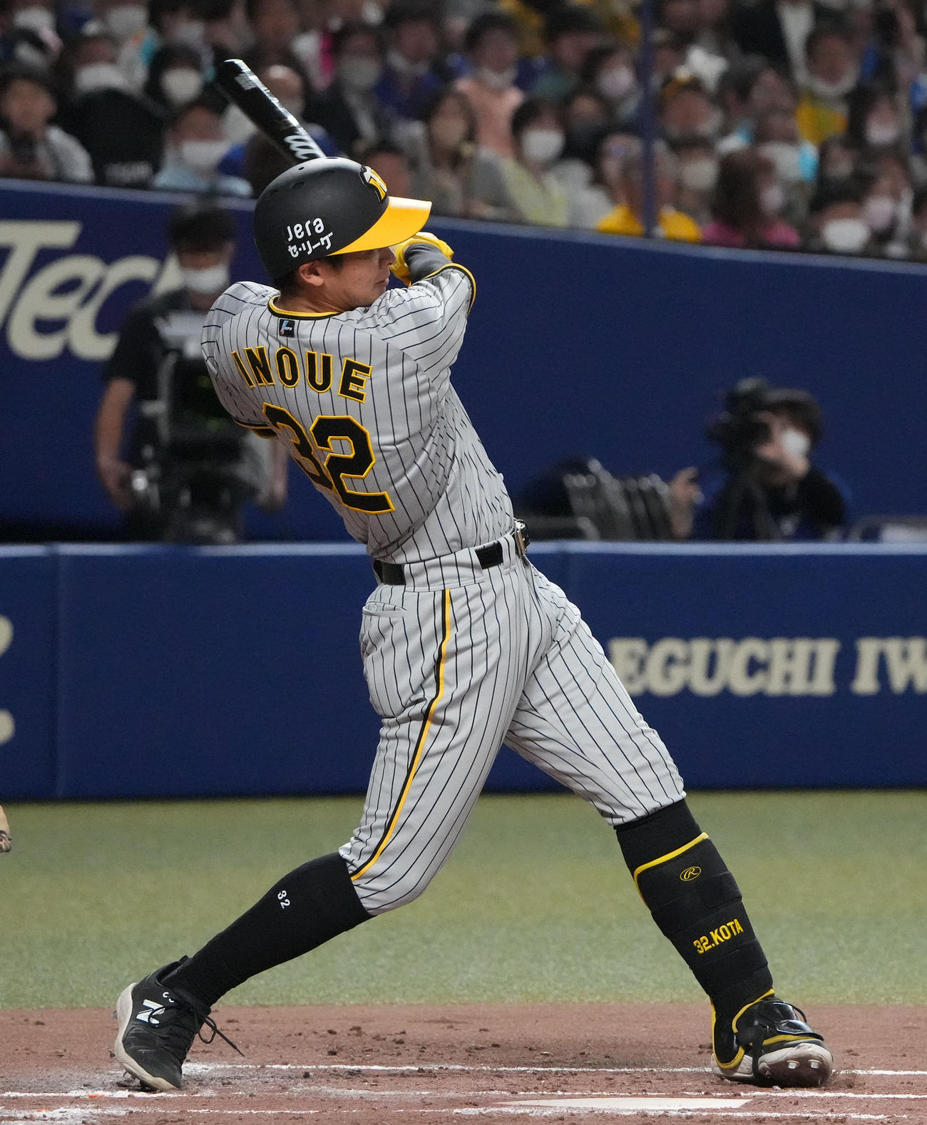 中日対阪神　2回表阪神1死、右前安打を放つ井上（撮影・森本幸一）