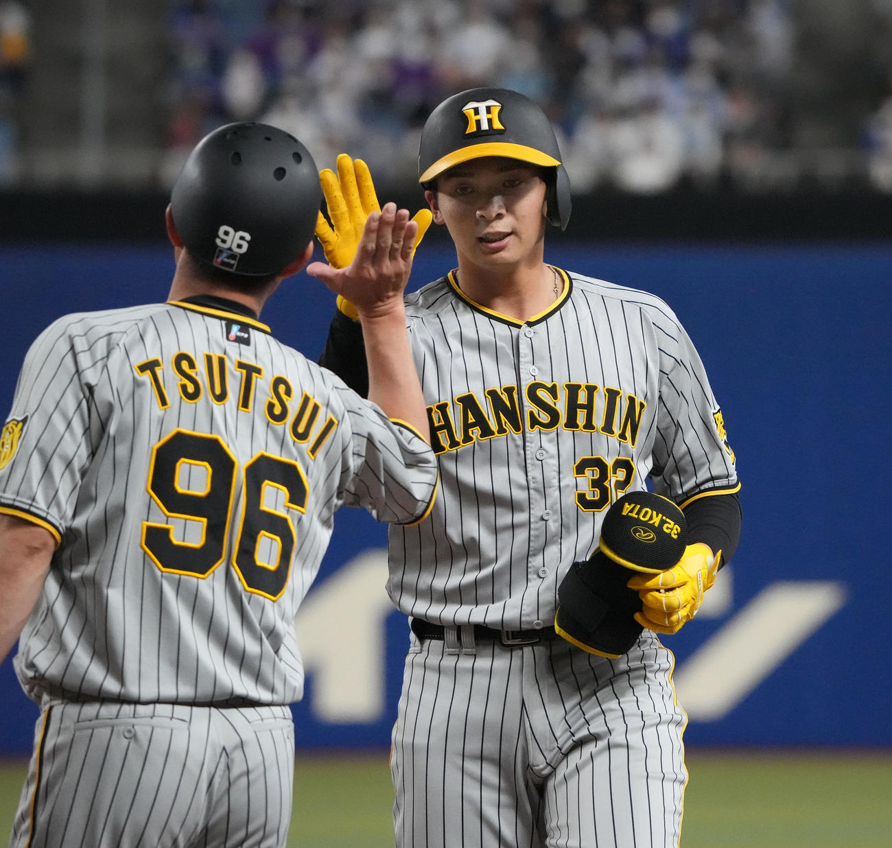 中日対阪神　2回表阪神1死、右前安打を放った井上（右）（撮影・森本幸一）