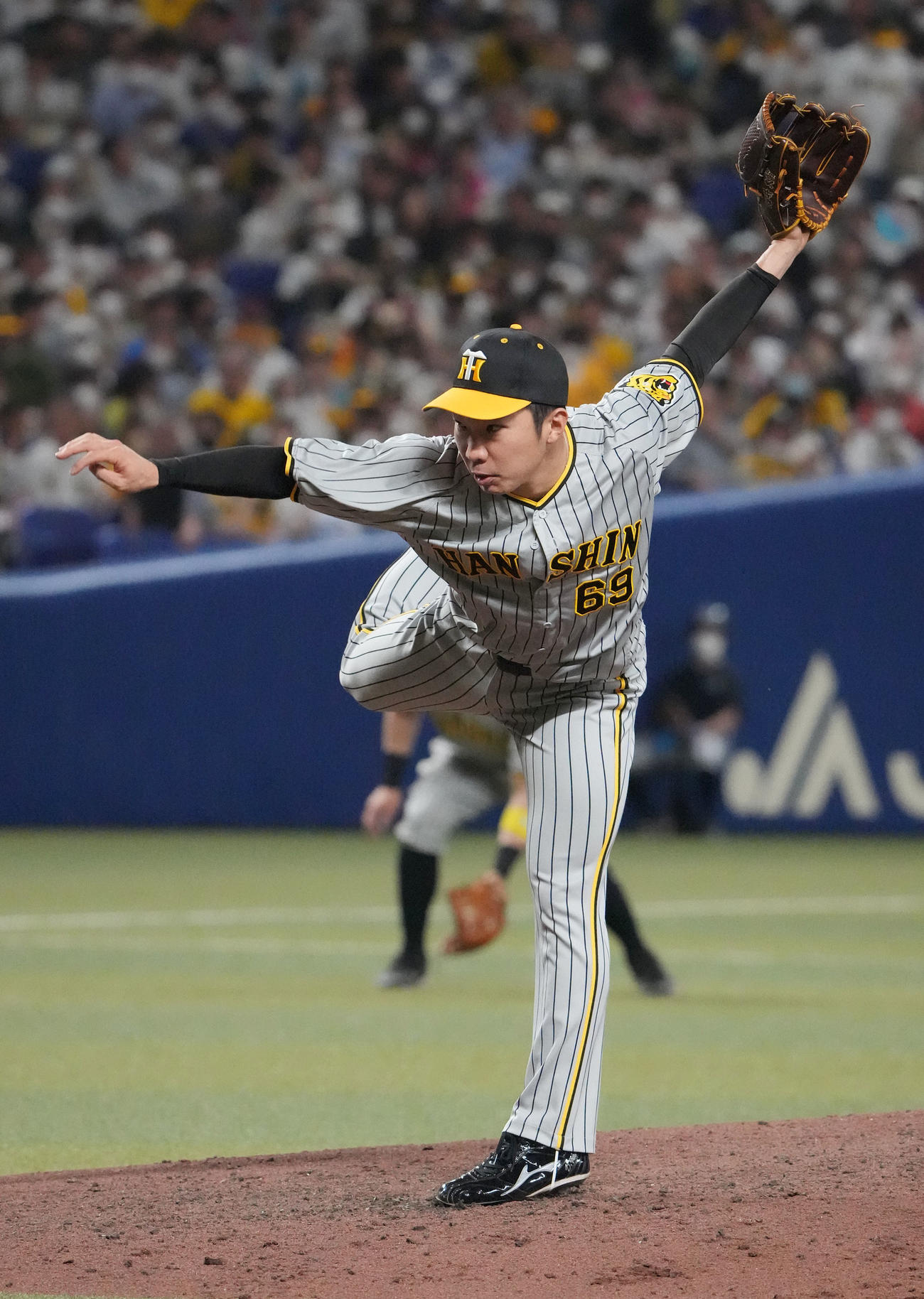 7回裏、阪神3番手で登板する石井（撮影・森本幸一）