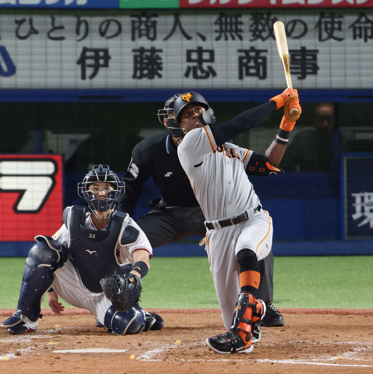 ヤクルト対巨人　5回表巨人1死二塁、左へ2点本塁打を放つブリンソン。投手吉村（撮影・宮地輝）