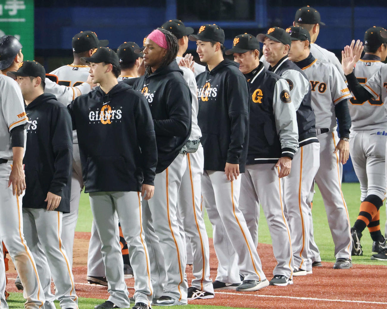 ヤクルト対巨人　ヤクルトに勝利し、チームメートとタッチを交わす巨人横川（中央）（撮影・宮地輝）