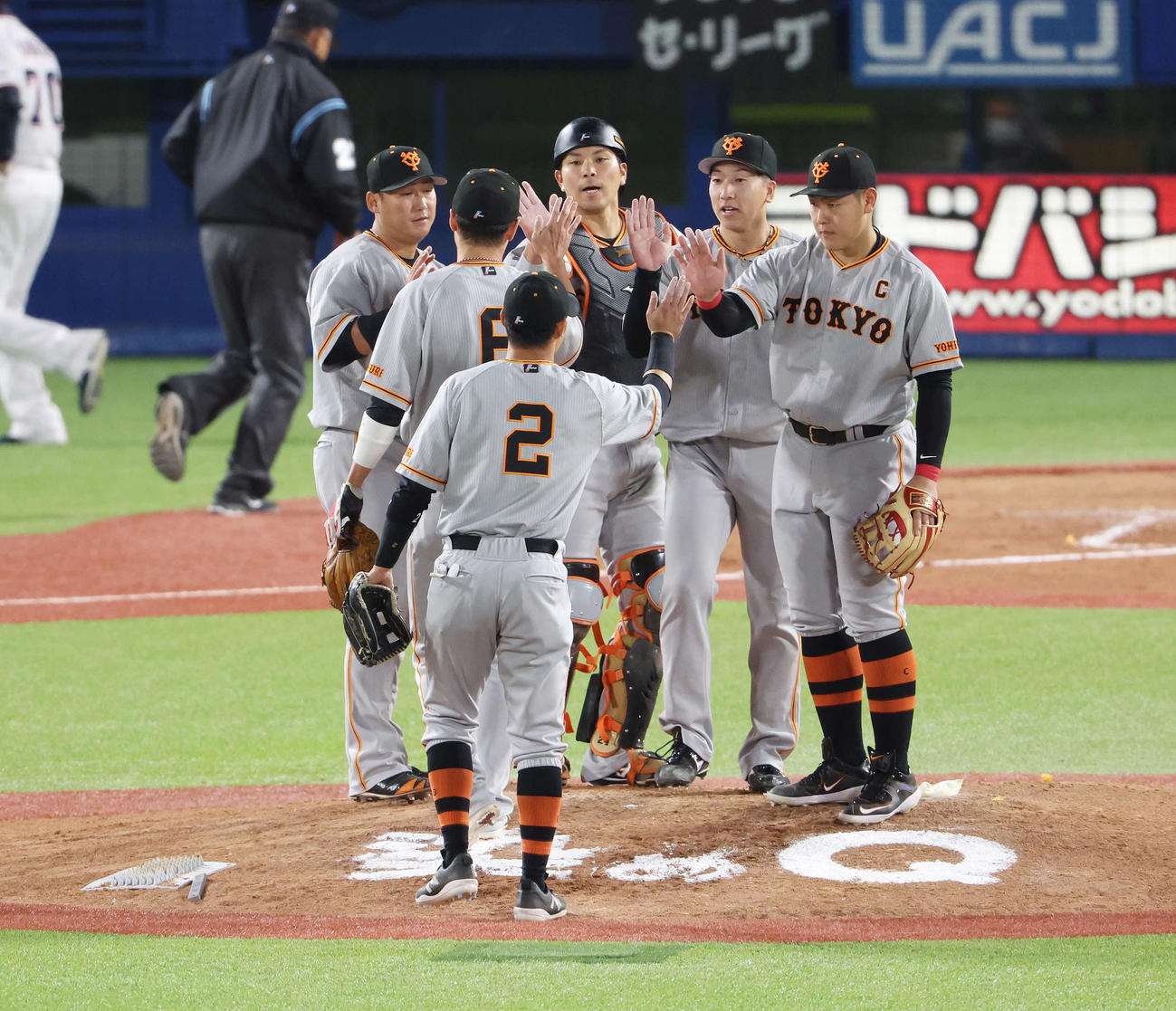 ヤクルト対巨人　ヤクルトに勝利し、タッチを交わす巨人の選手たち（撮影・宮地輝）