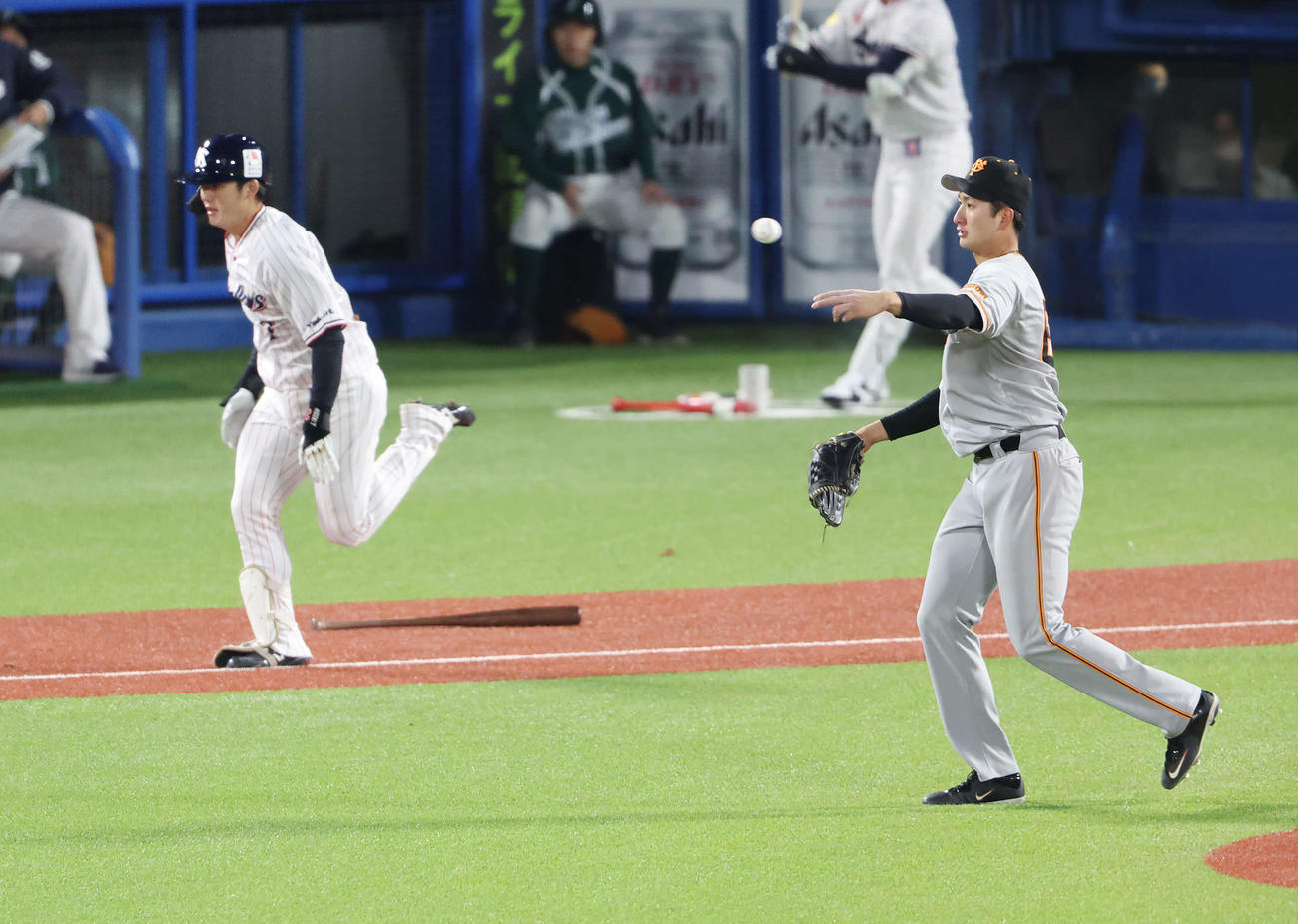ヤクルト対巨人　3回裏ヤクルト無死、長岡（左）を投ゴロに仕留める横川（撮影・宮地輝）