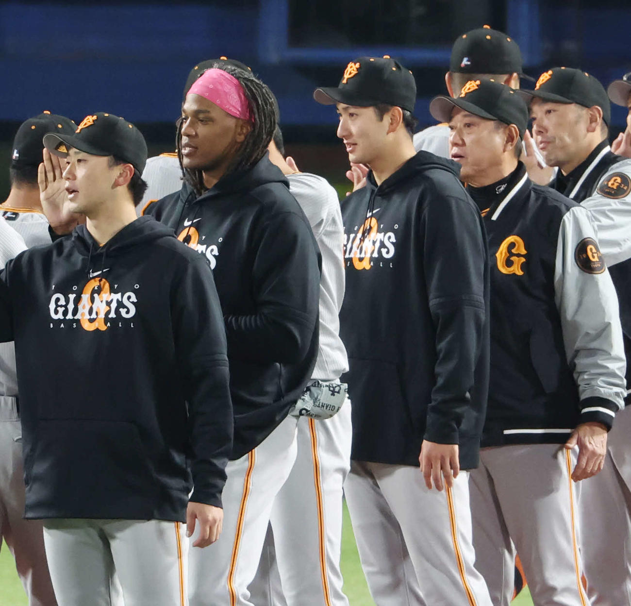 ヤクルト対巨人　ヤクルトに勝利し、チームメートとタッチを交わす巨人横川（中央）（撮影・宮地輝）