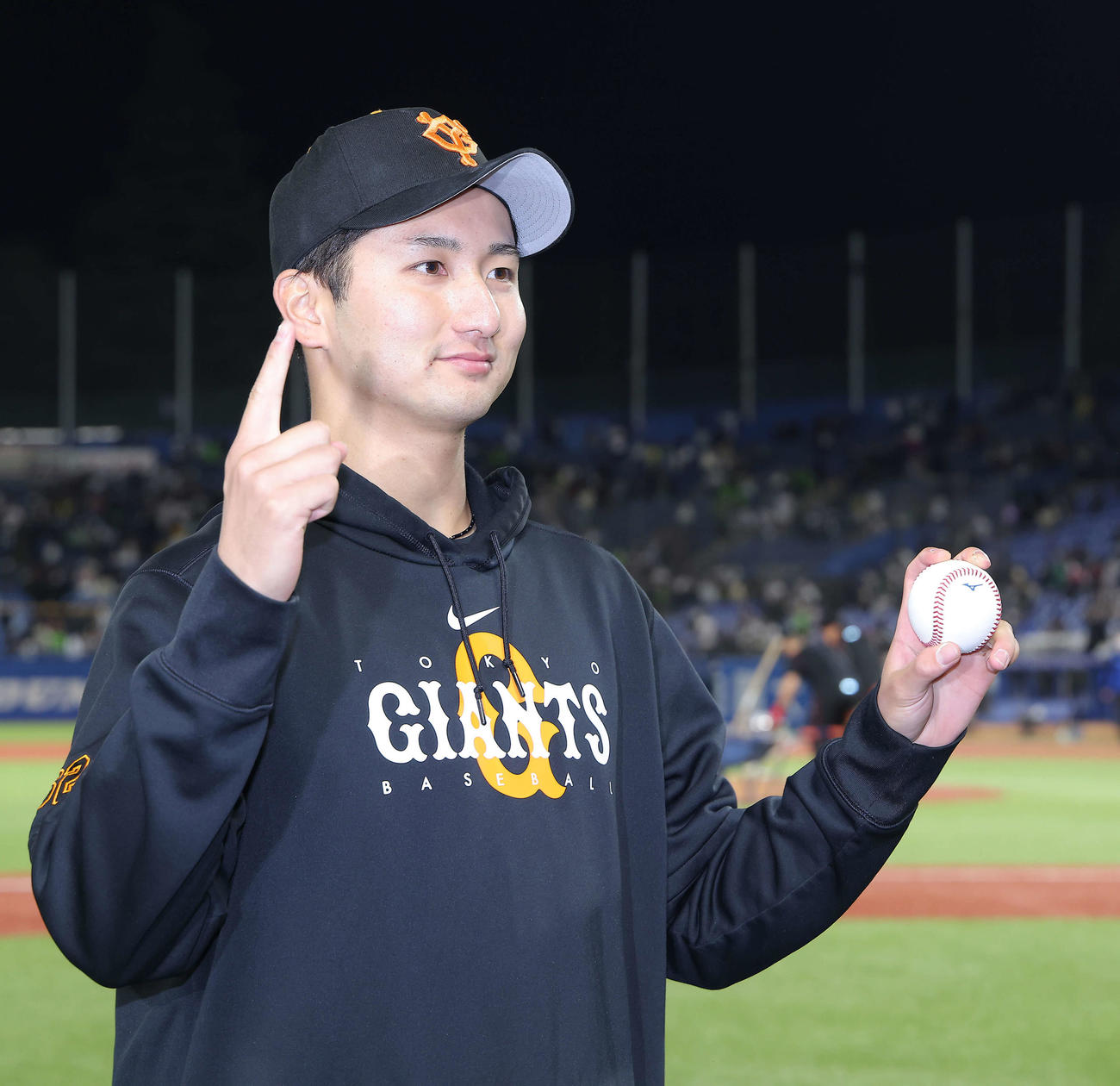 ヤクルト対巨人　プロ初勝利し、記念球を手に写真に納まる横川（撮影・河田真司）