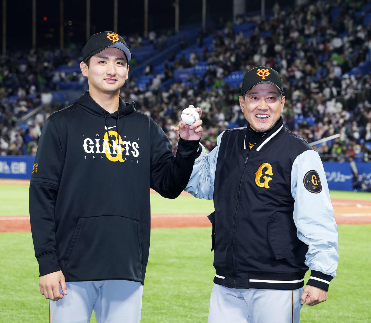 ヤクルト対巨人　プロ初勝利し、原監督（右）と写真に納まる巨人横川（撮影・河田真司）