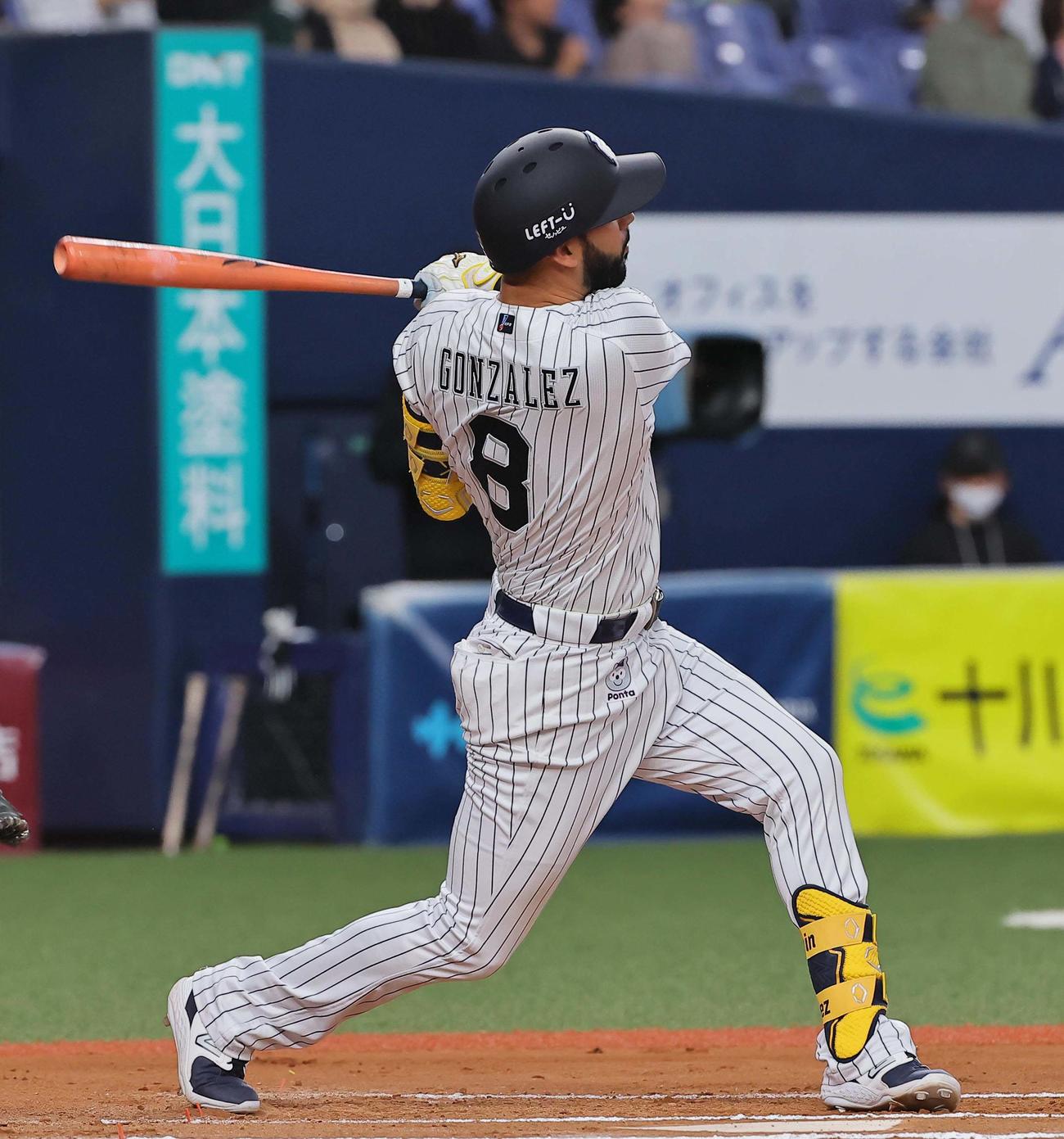 オリックス対西武　6回裏オリックス無死一塁、先制2点本塁打を左越えに放つゴンザレス（撮影・上田博志）