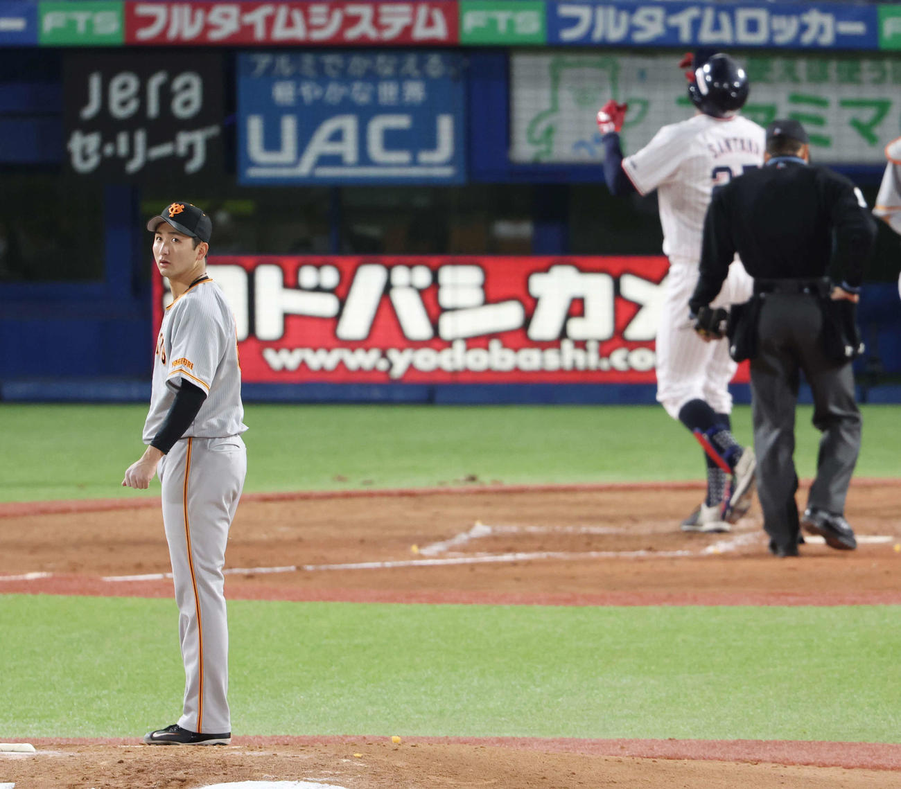 ヤクルト対巨人　4回裏ヤクルト無死一塁、サンタナ（右）にバックスクリーンへ2点本塁打を浴びる横川（撮影・宮地輝）