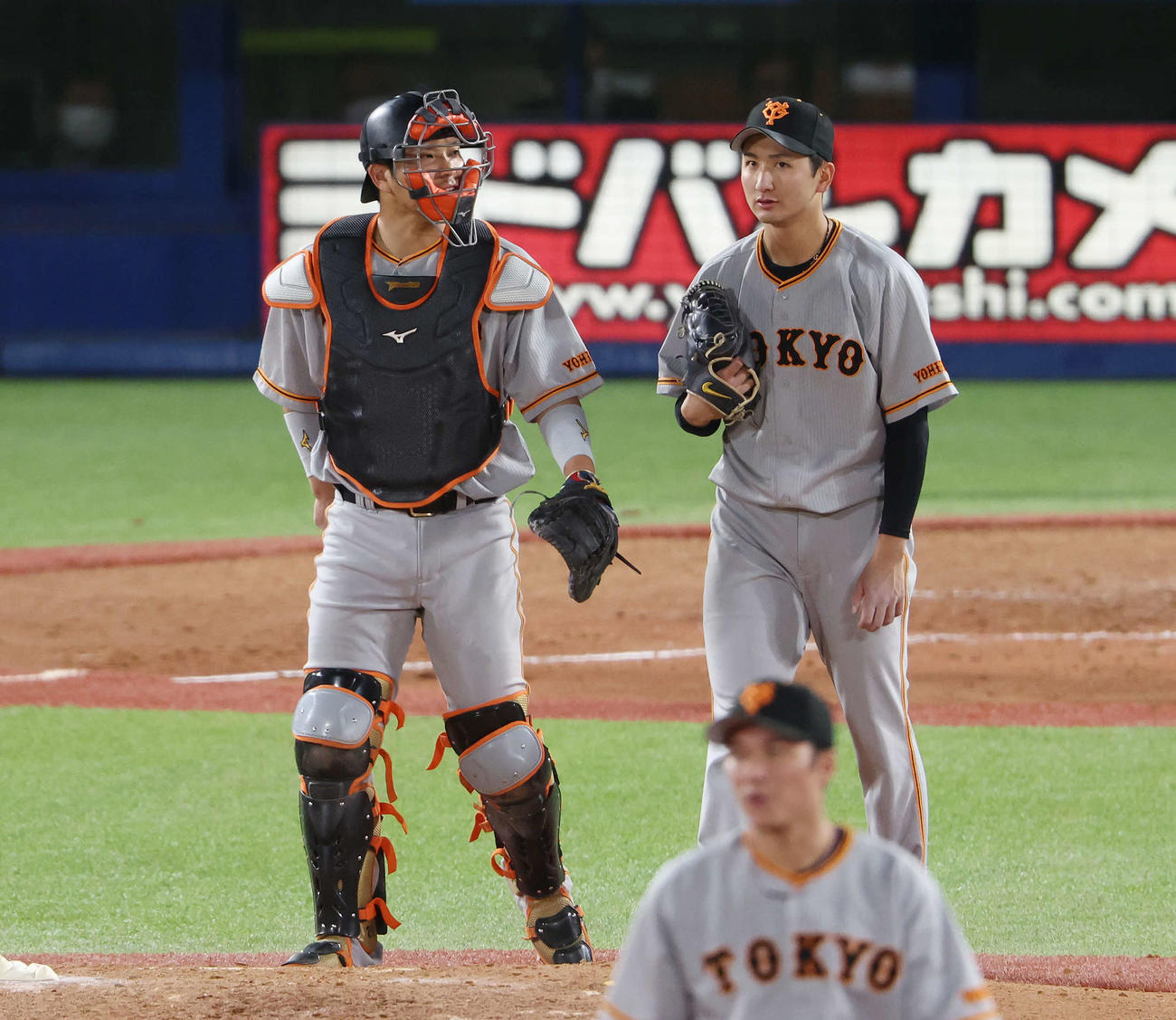 ヤクルト対巨人　4回裏ヤクルト無死一塁、巨人横川凱（右）に声をかける大城卓（撮影・宮地輝）