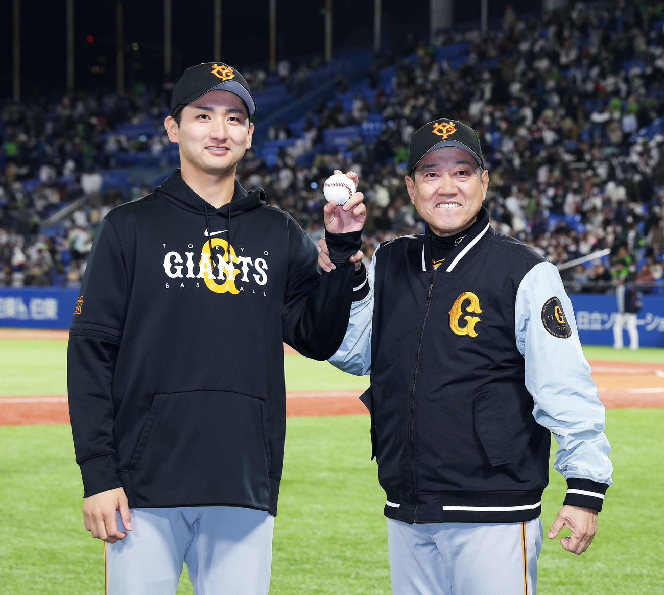 ヤクルト対巨人　プロ初勝利を飾り原監督（右）と笑顔で写真に納まる巨人横川（撮影・河田真司）