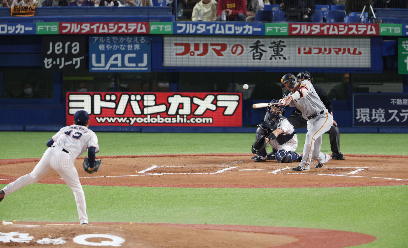 ヤクルト対巨人　6回表巨人無死一塁、二塁打を放つ坂本。投手山本（撮影・宮地輝）