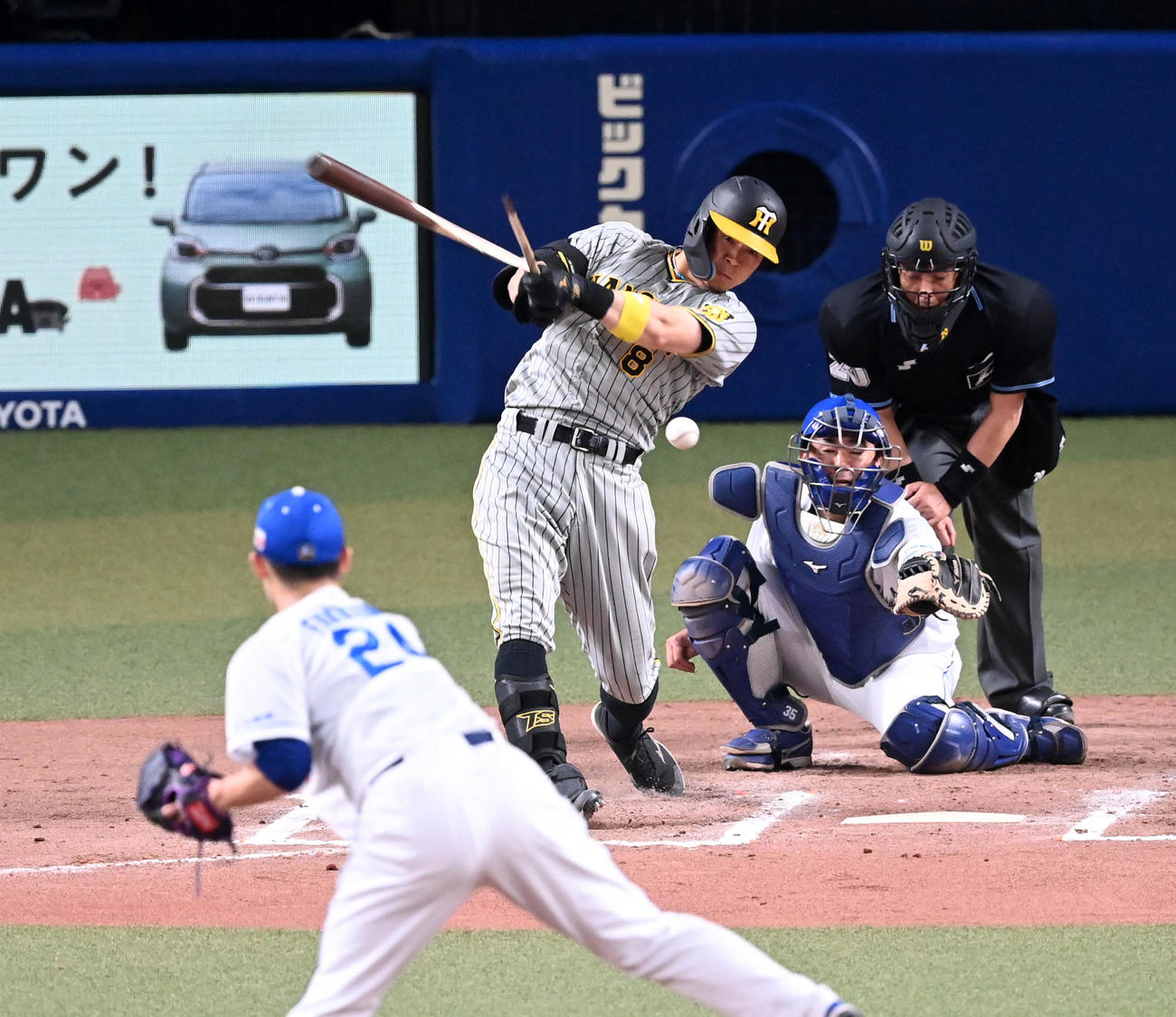 中日対阪神　7回表阪神1死一塁、佐藤輝はバットを折られながらも中前打を放つ。投手福谷（撮影・前岡正明）