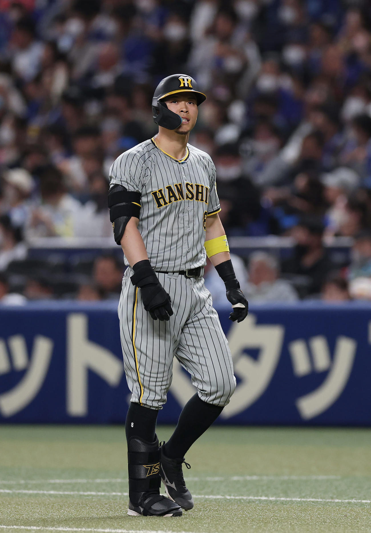 中日対阪神　9回表阪神無死一塁、右飛に倒れ悔しそうな表情を見せる佐藤輝（撮影・前田充）