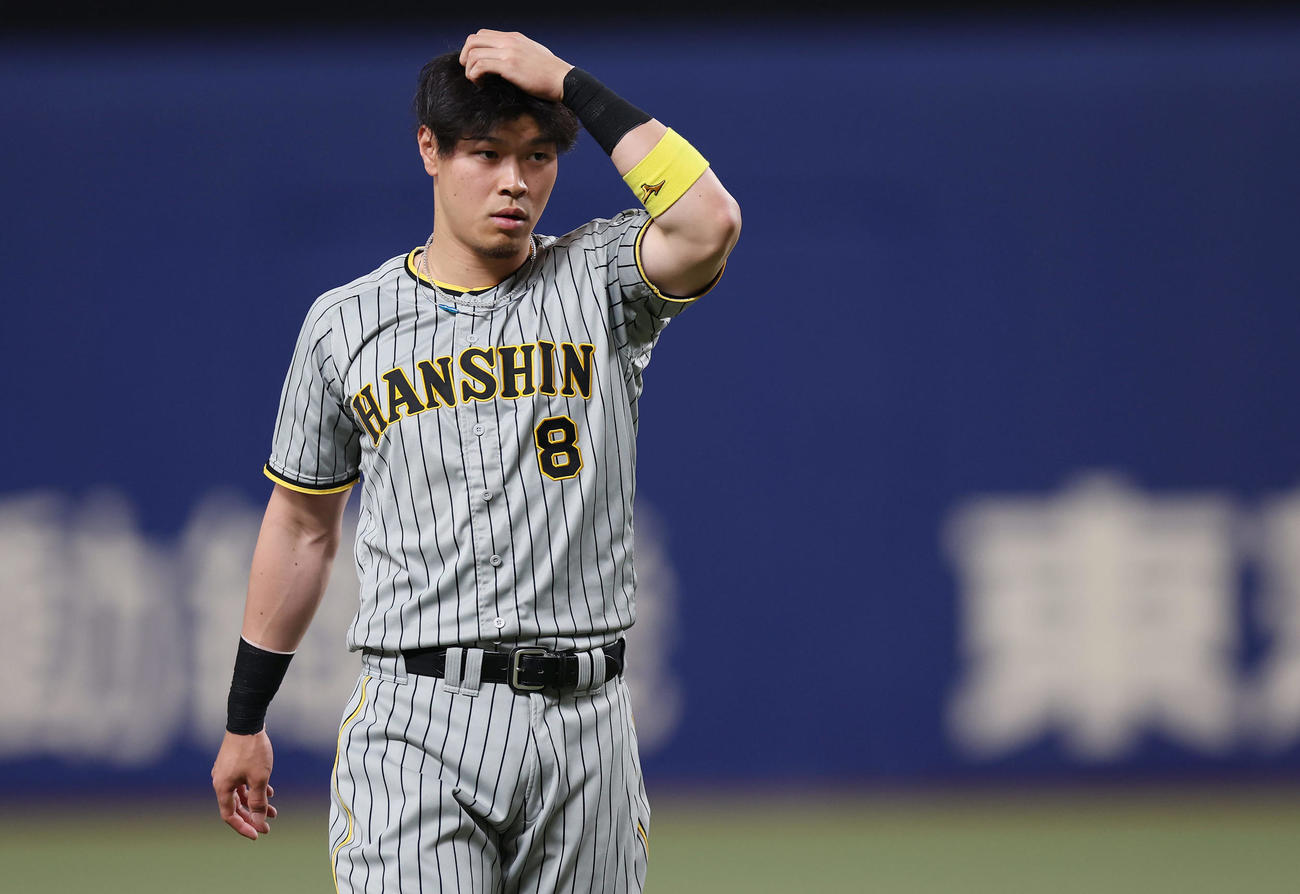 中日対阪神　4回表阪神2死、中飛に倒れた佐藤輝（撮影・前田充）