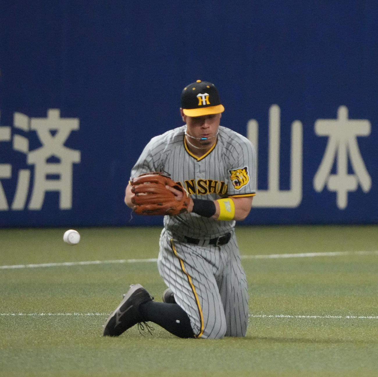 中日対阪神　4回裏中日1死一塁、石川昂の打球を好捕球するもファンブルする佐藤輝（撮影・森本幸一）