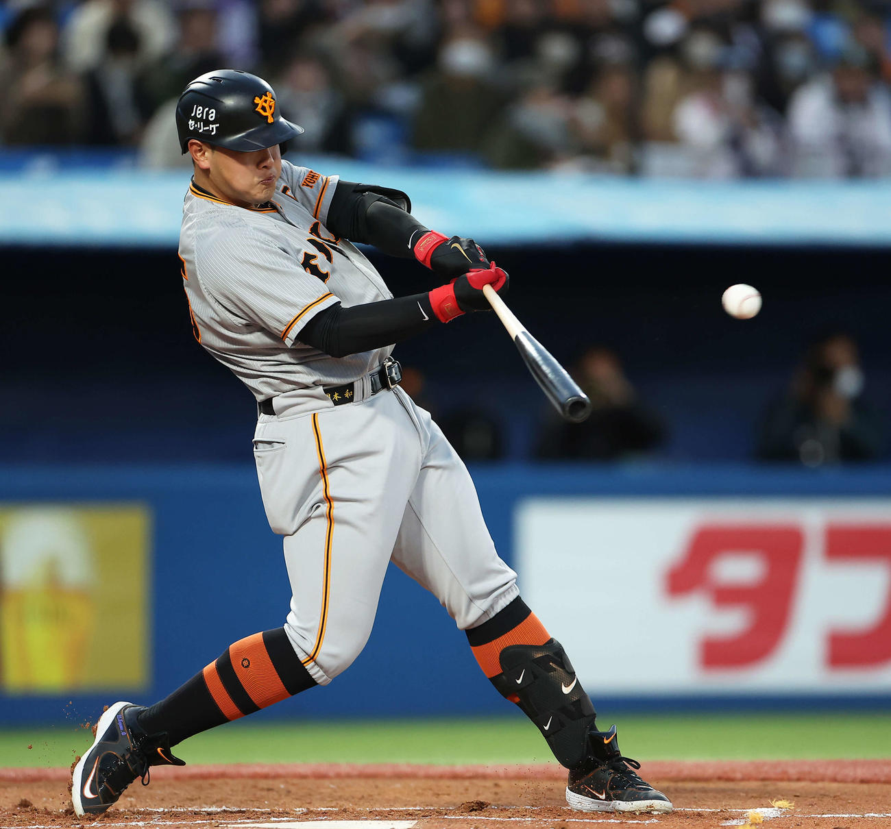 ヤクルト対巨人　2回表巨人無死、中越えに先制本塁打を放つ岡本和（撮影・河田真司）