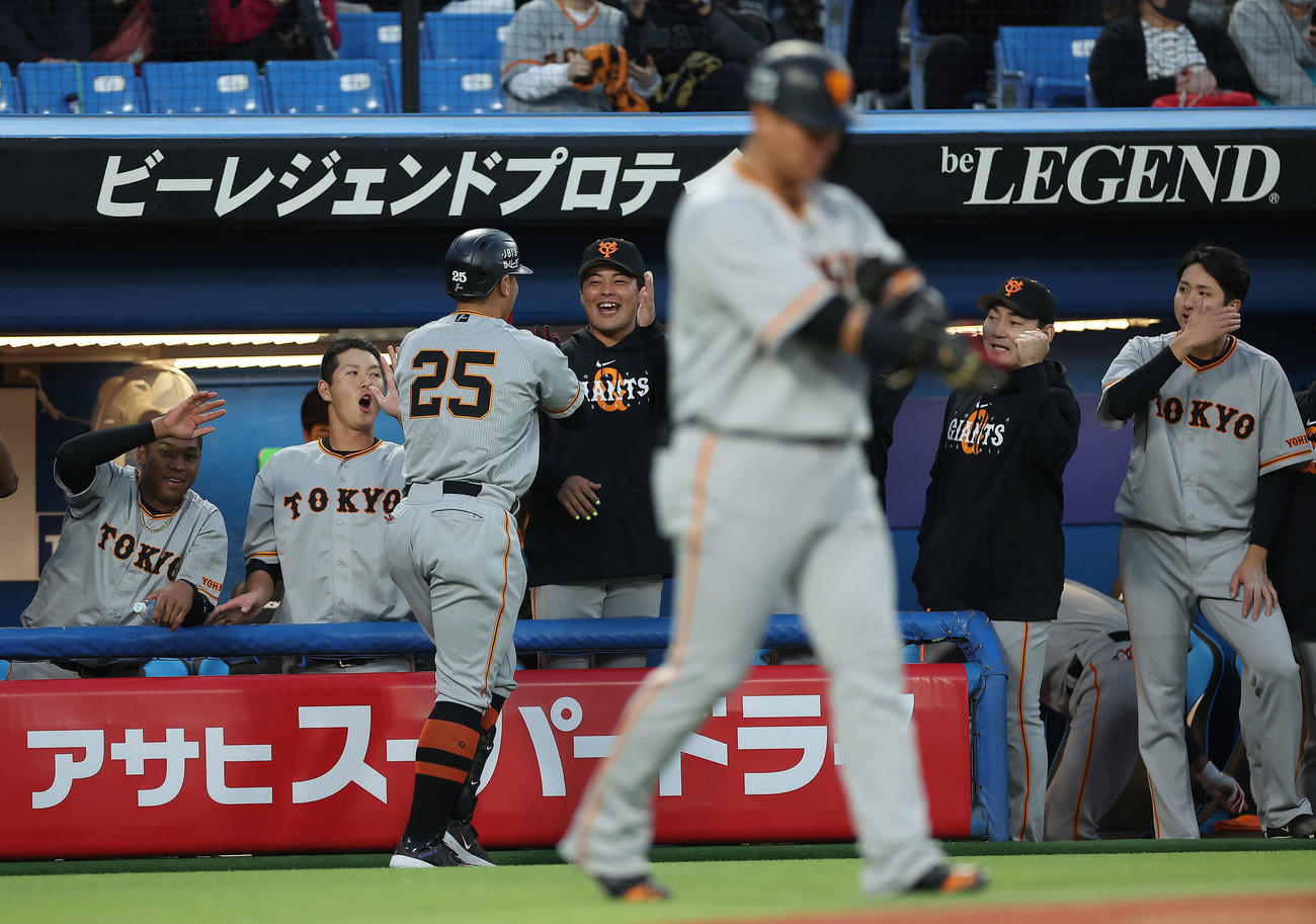ヤクルト対巨人　2回表巨人無死、中越え先制本塁打で生還する岡本和（左から3人目）を迎えるベンチナイン（撮影・河田真司）