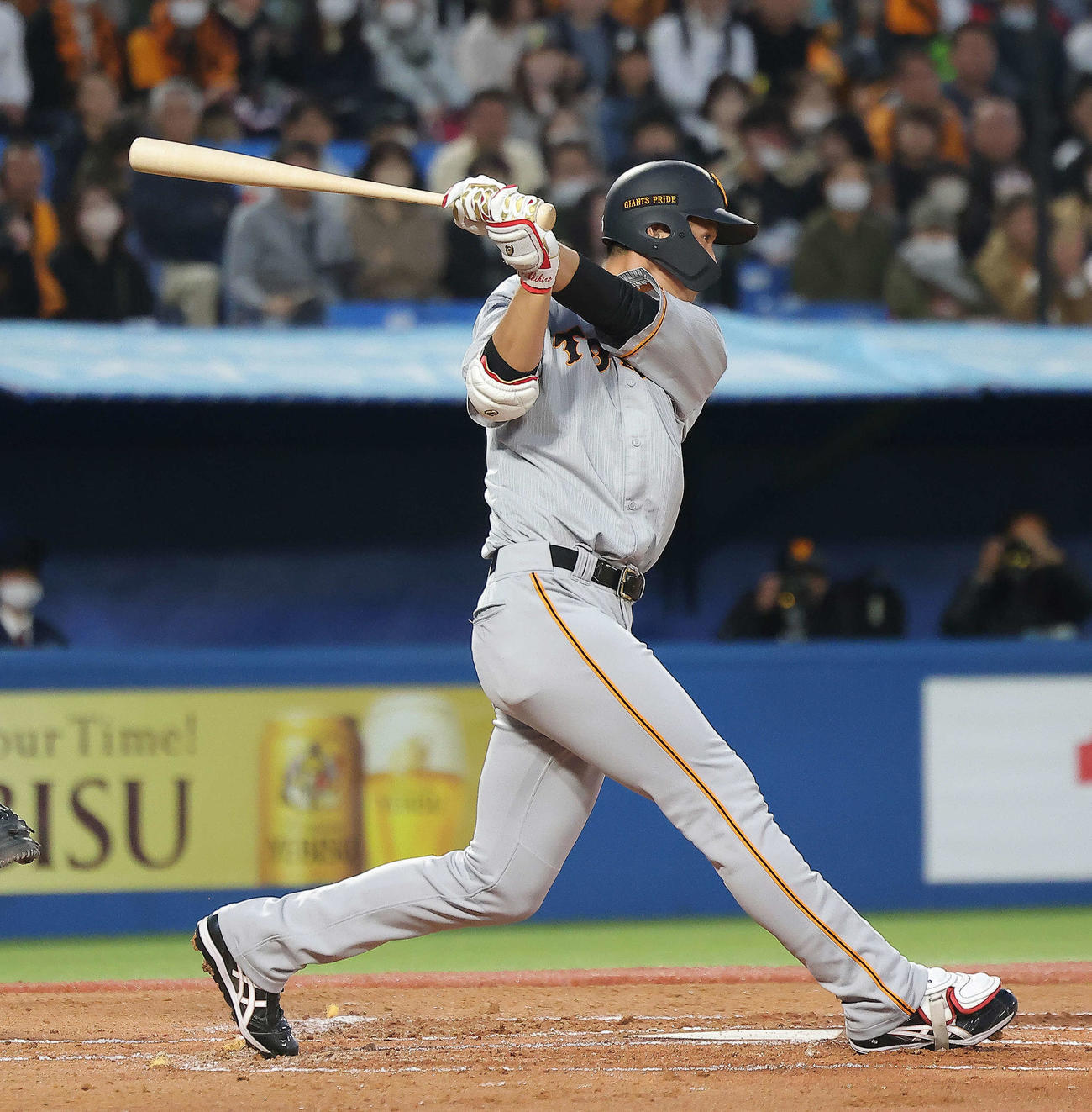 ヤクルト対巨人　2回表巨人2死二塁、右翼線に適時打を放つ秋広（撮影・河田真司）