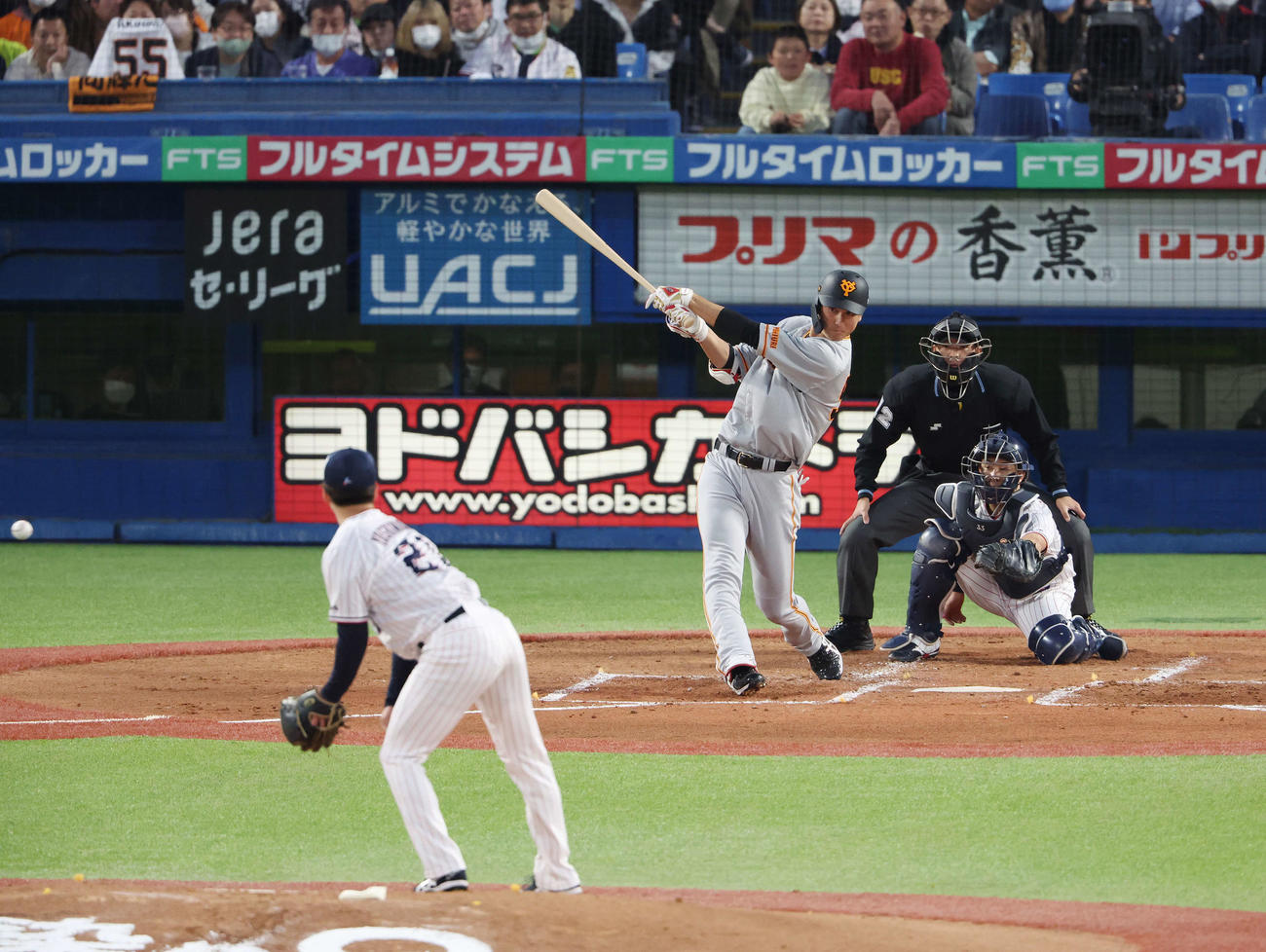 ヤクルト対巨人　2回表巨人2死二塁、右翼線に適時二塁打を放つ秋広。投手吉村（撮影・宮地輝）