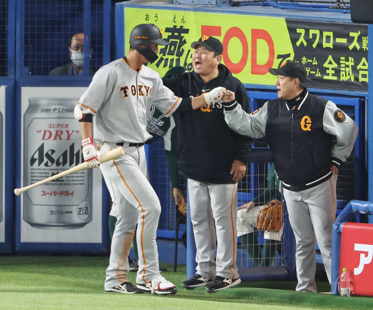 ヤクルト対巨人　6回表巨人無死二、三塁、中犠飛打を放ち、大久保打撃チーフコーチ（中央）と原監督（右）とタッチを交わす秋広（撮影・宮地輝）