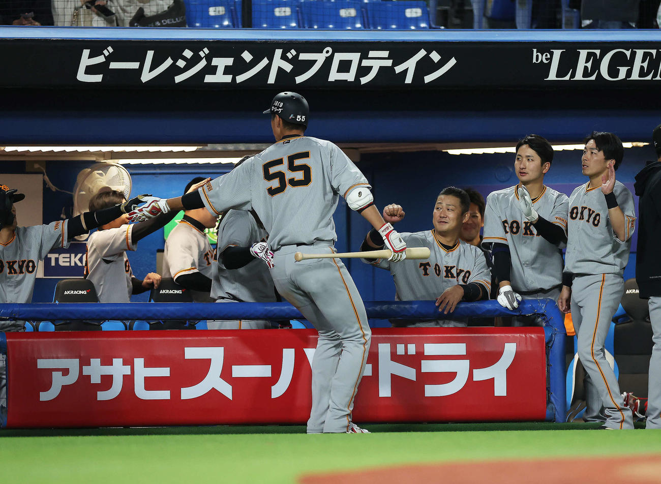 ヤクルト対巨人　6回表巨人無死二、三塁、中犠飛を放ち追加点を挙げた秋広（中央）を迎えるベンチナイン（撮影・河田真司）