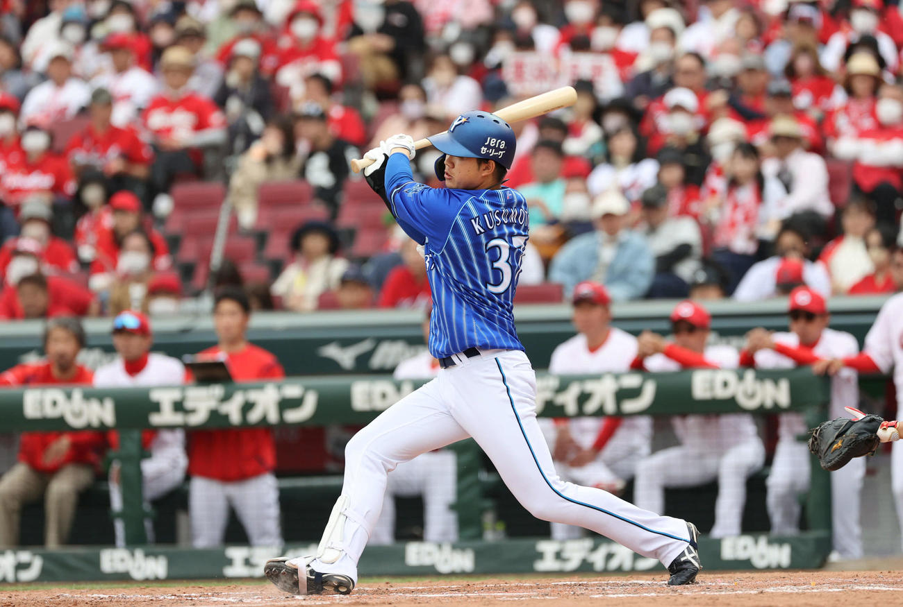 広島対DeNA 9回表DeNA2死一、二塁、代打の楠本は勝ち越し適時打を放つ（撮影・加藤孝規）