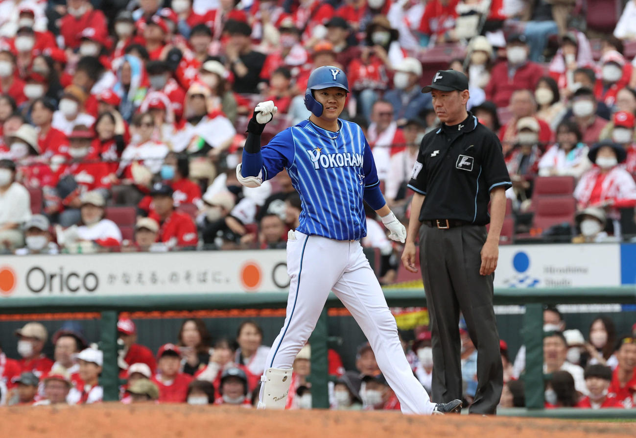 広島対DeNA 9回表DeNA2死一、二塁、代打の楠本は勝ち越し適時打を放つ（撮影・加藤孝規）
