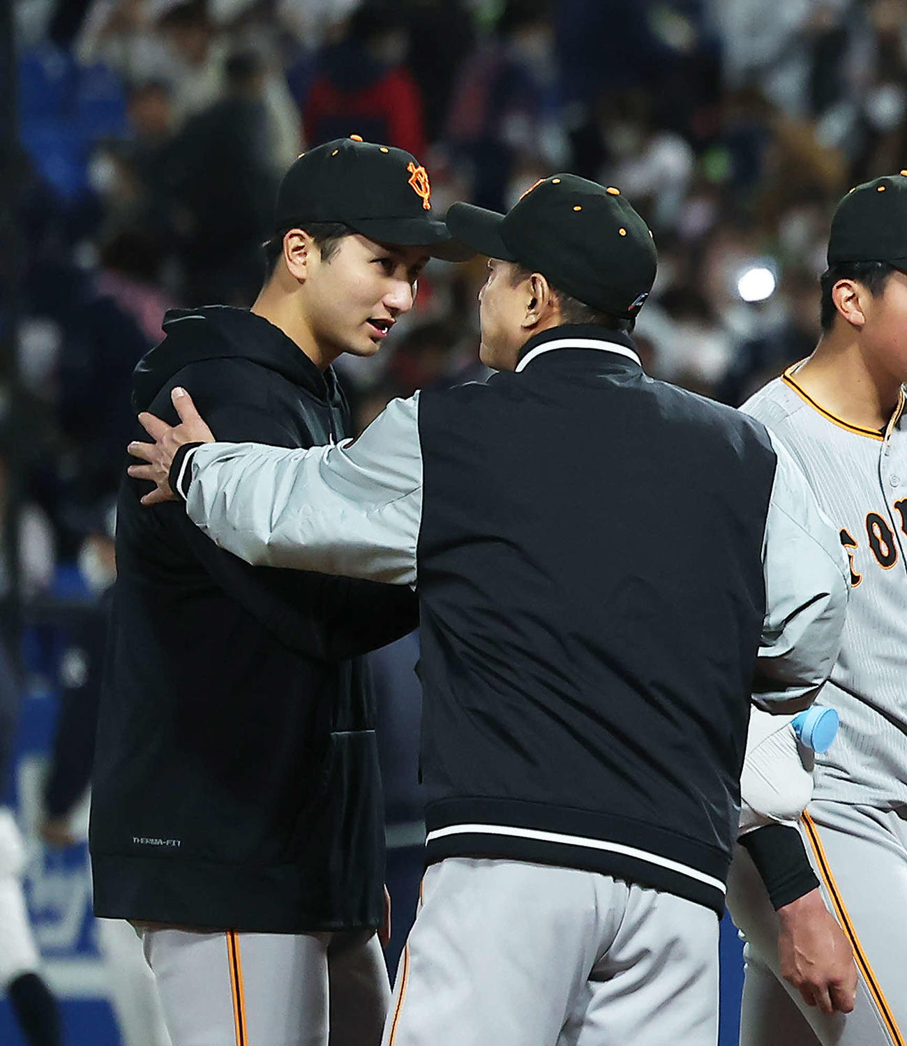 ヤクルト対巨人　ヤクルトに勝利し、横川（左）らナインを迎える原監督（撮影・河田真司）
