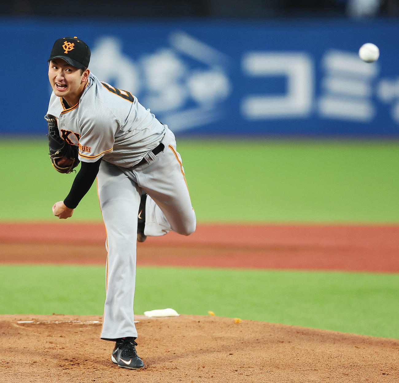 ヤクルト対巨人　力投する巨人横川（撮影・河田真司）