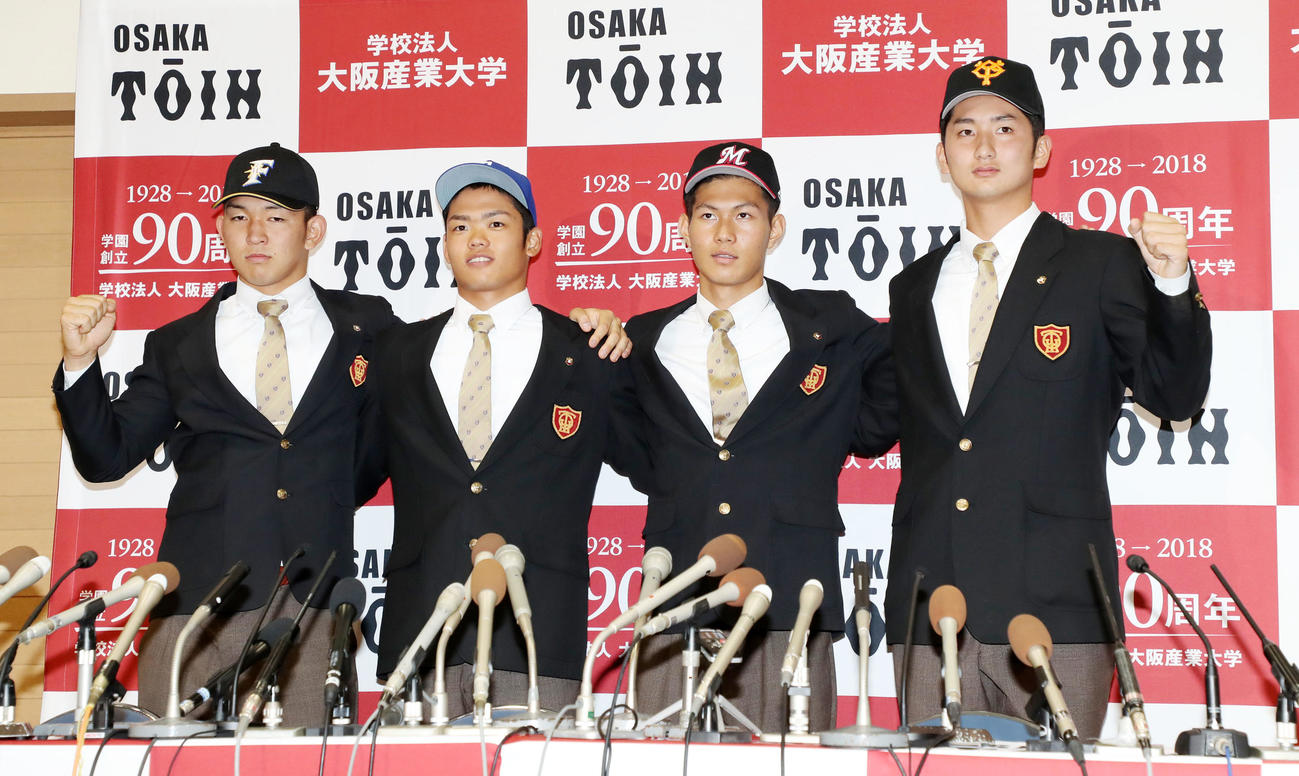 18年10月、ドラフト指名された大阪桐蔭の、左から柿木、根尾、藤原、横川