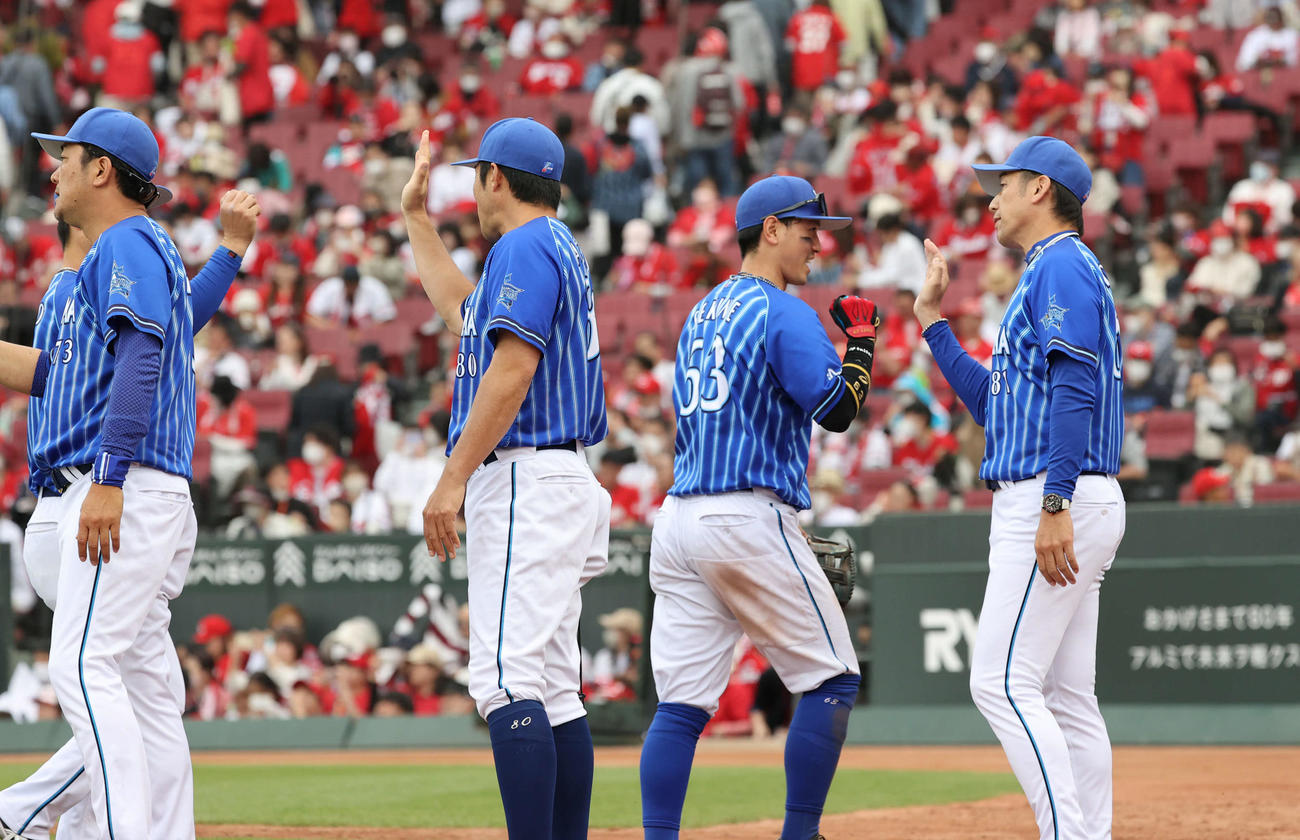 広島に競り勝ったDeNAナインを迎える三浦監督（右）（撮影・加藤孝規）